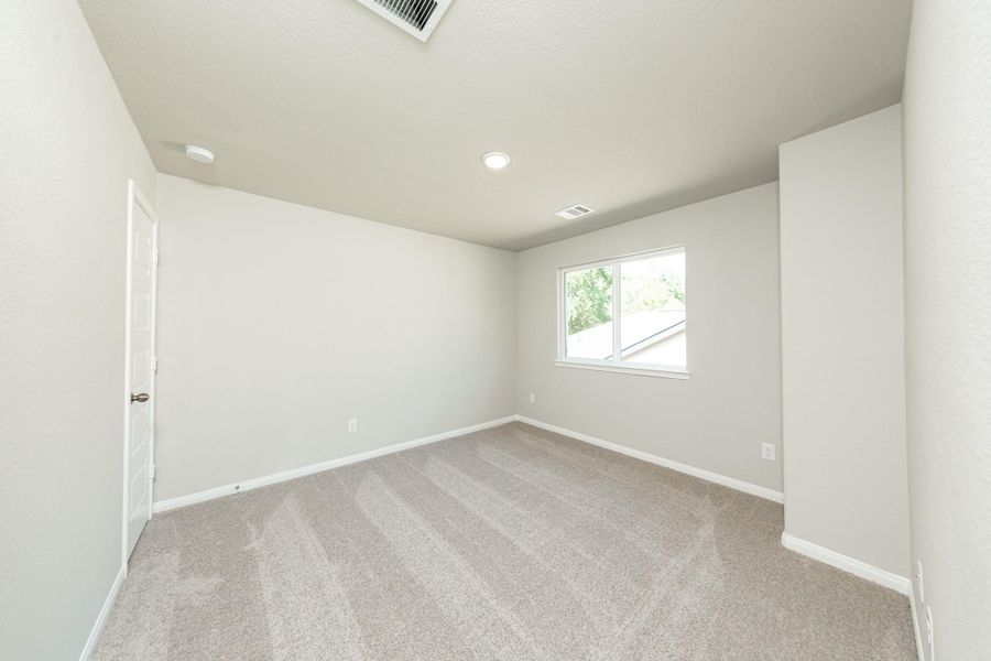 Spacious, unfurnished interior of a new home in Lake Conroe Area Homes, Montgomery (Image 11).