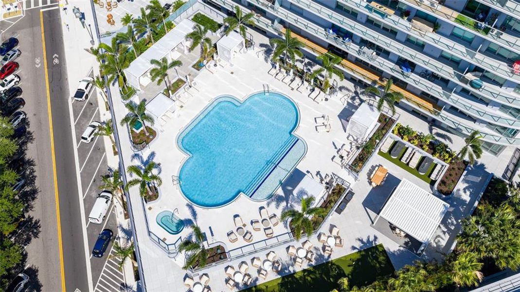 Condo located in St. Petersburg, FL showcasing its design and architecture (Image 32).