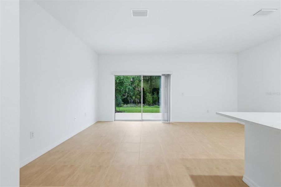 Spacious, unfurnished interior of a new home in , Sarasota (Image 21).