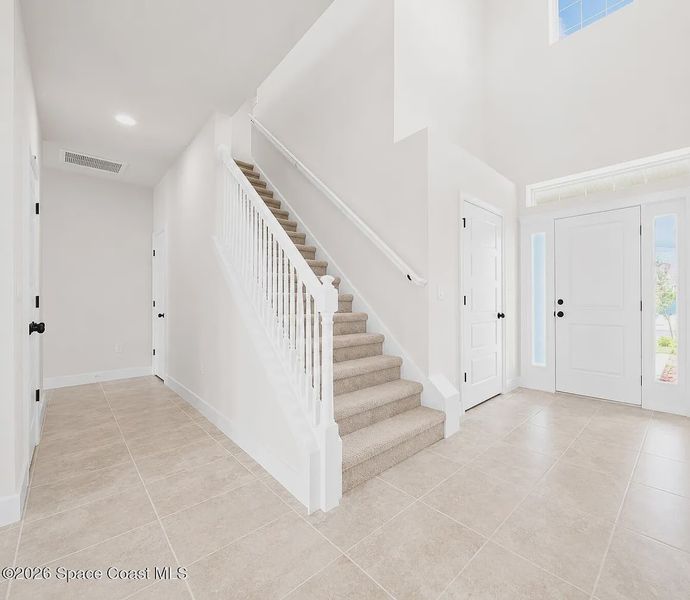 Spacious, unfurnished interior of a new home in St. John's Preserve, Palm Bay (Image 14).