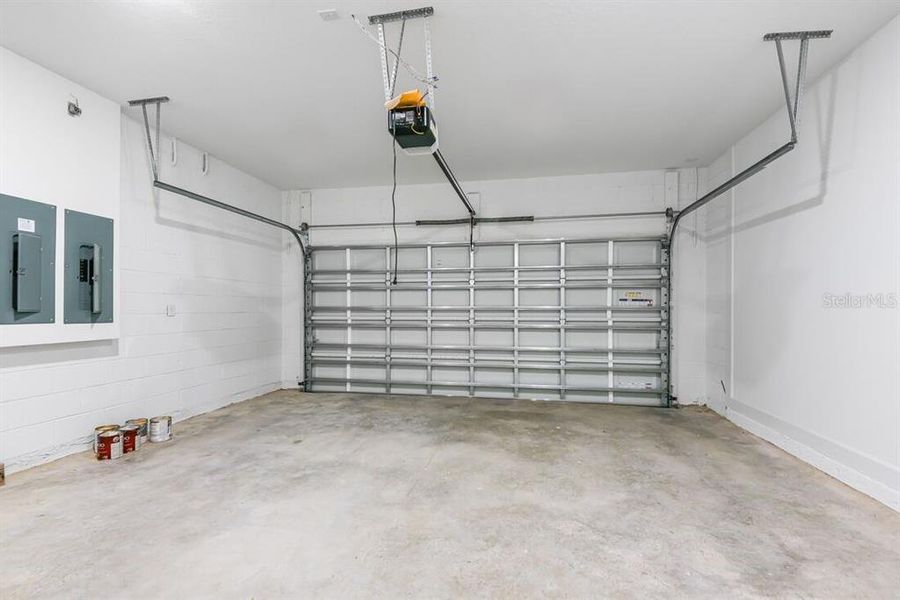 Spacious, unfurnished interior of a new home in Ardisia Park, New Smyrna Beach (Image 20).