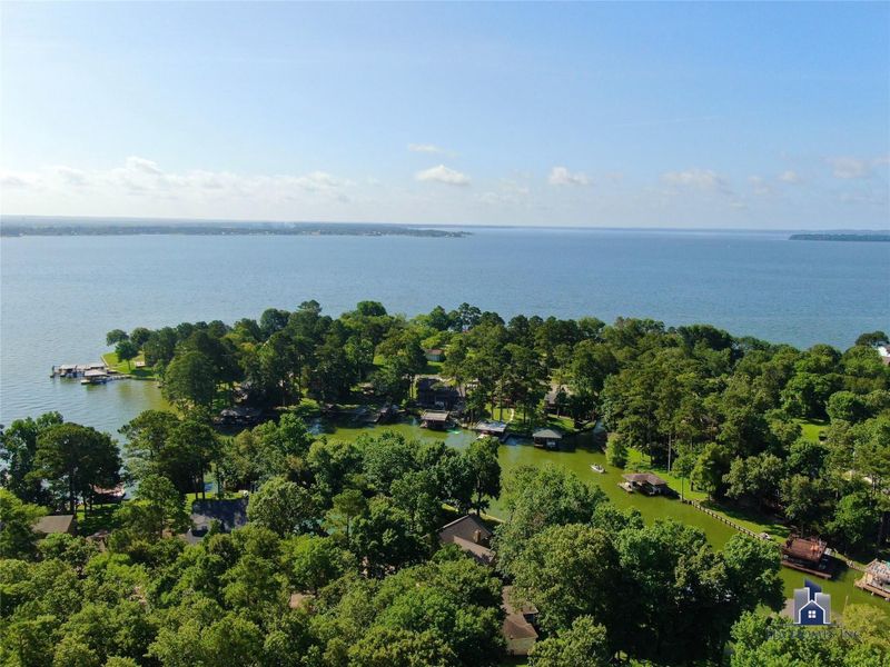 Serene Lake Livingston living with expansive water views, perfect for relaxation and recreation.