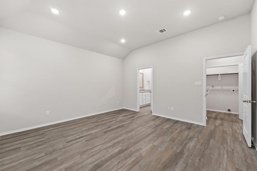 Spacious, unfurnished interior of a new home in , Lufkin (Image 27).