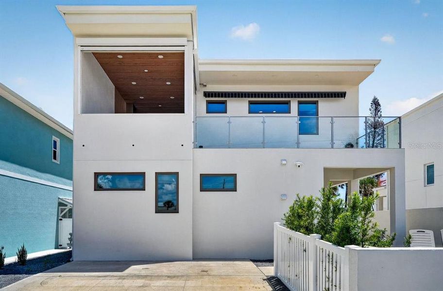Exterior details and patio area of a home in , New Smyrna Beach (Image 38).