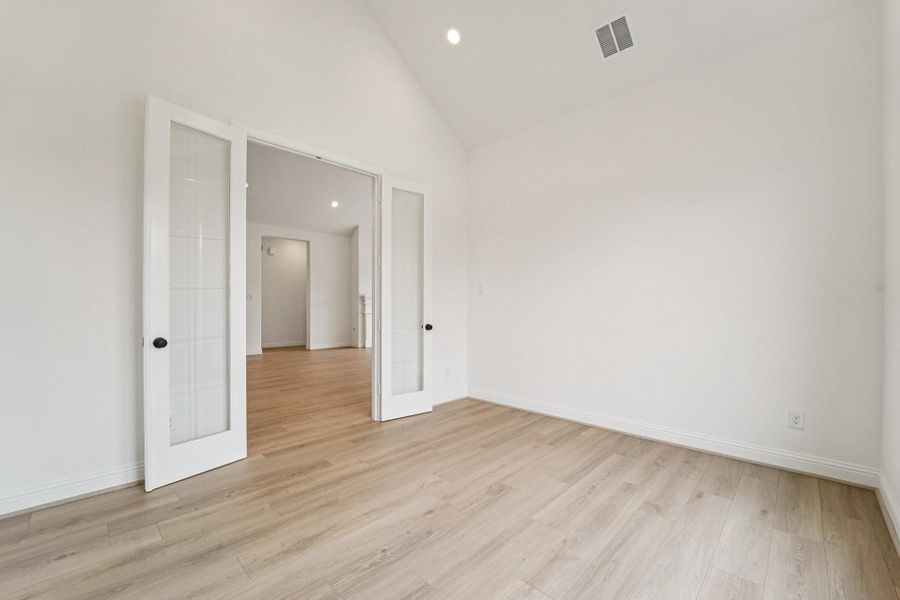 Spacious, unfurnished interior of a new home in Sienna 65', Missouri City (Image 29).