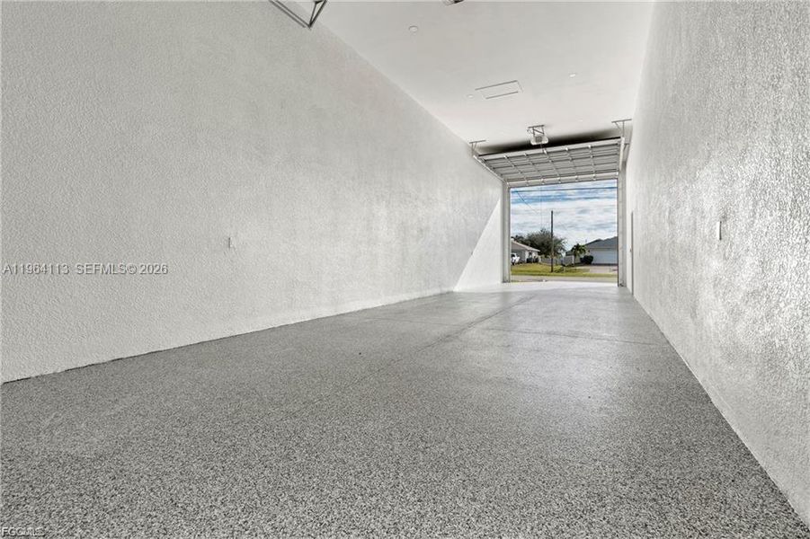 Spacious, unfurnished interior of a new home in , Cape Coral (Image 20).