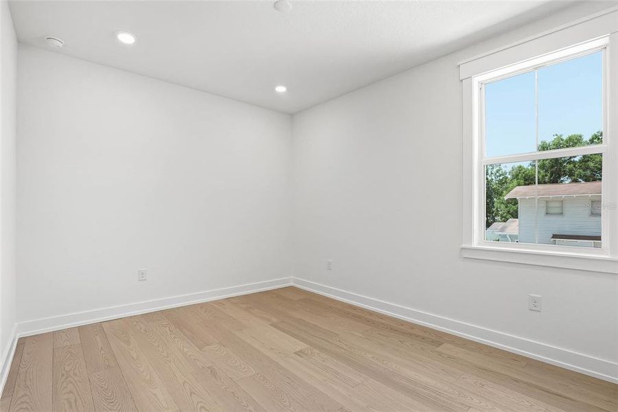 Spacious, unfurnished interior of a new home in , Tampa (Image 24).