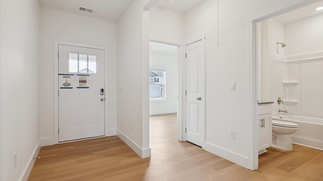 Spacious, unfurnished interior of a new home in Millstone Village, Morristown (Image 9).