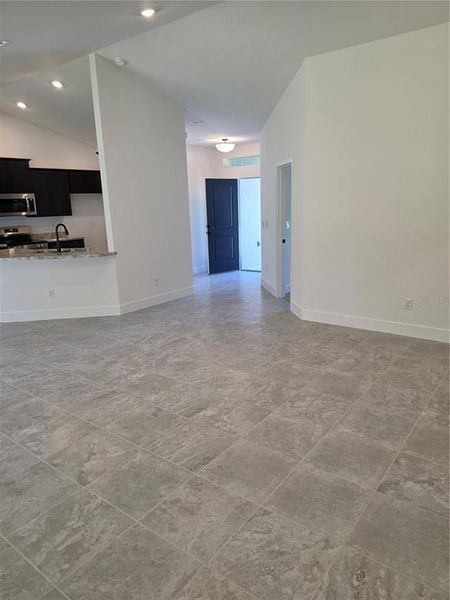 Spacious, unfurnished interior of a new home in Royal Highlands, Weeki Wachee (Image 11).