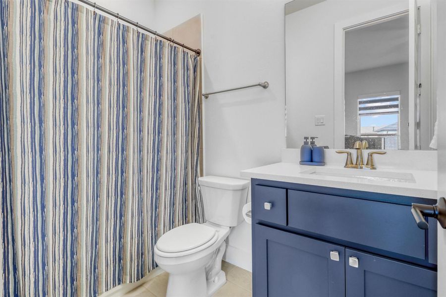 Full bathroom in the fourth bedroom.