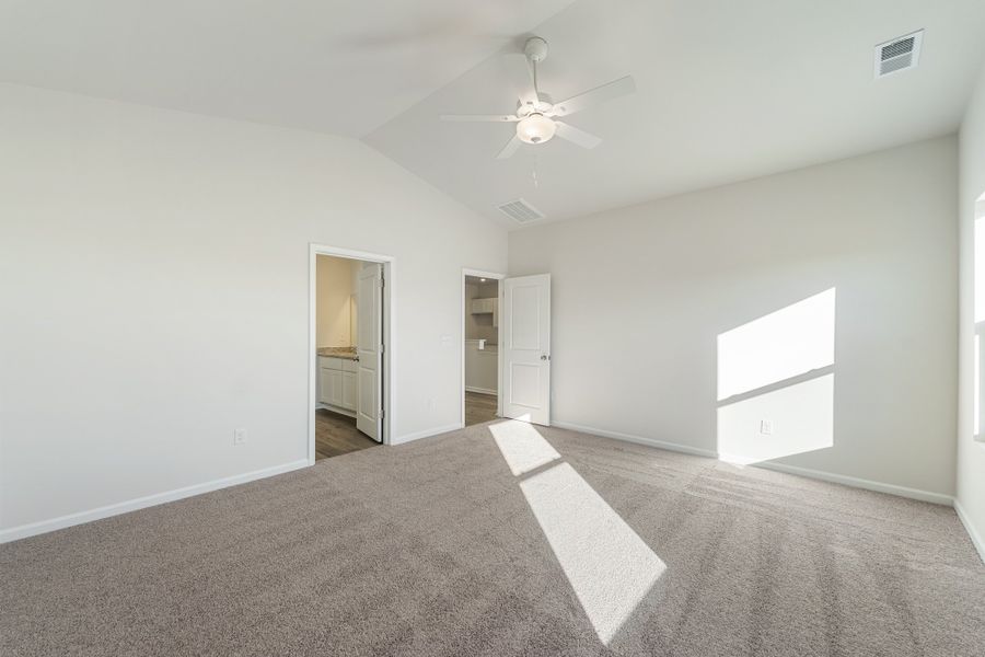 Spacious, unfurnished interior of a new home in Richmond Hill, Inman (Image 20).
