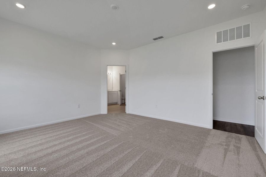 Spacious, unfurnished interior of a new home in Diamond Springs, Jacksonville (Image 14).