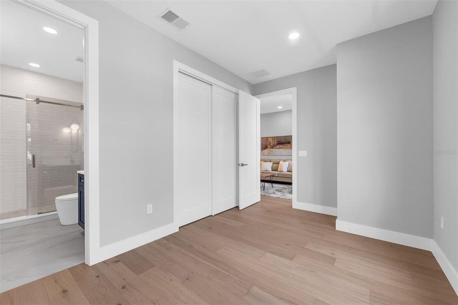 Spacious, unfurnished interior of a new home in College Park, Orlando (Image 22).