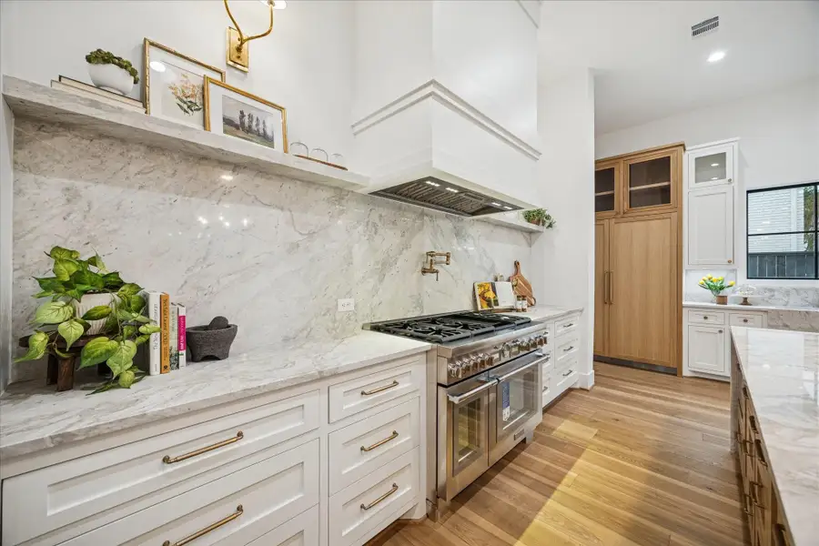 For those who love to cook or entertain, the Thermador 6-burner gas range offers the ideal balance of power and finesse. Its generous cooking surface transitions seamlessly from high-heat searing to delicate simmering, all set against a backdrop of custom cabinetry and natural stone.