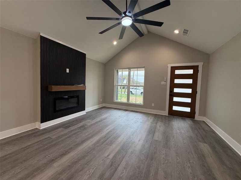 Spacious, unfurnished interior of a new home in , Corsicana (Image 16).