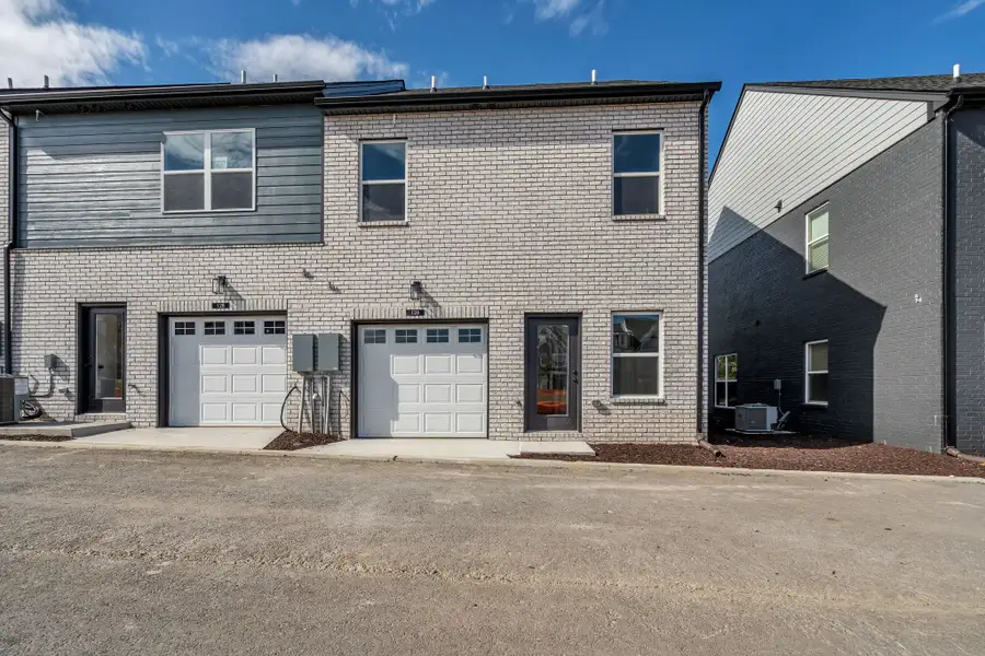 Photo of another unit. Features and selections may vary.