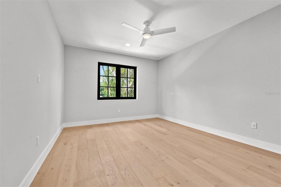 Spacious, unfurnished interior of a new home in College Park, Orlando (Image 24).