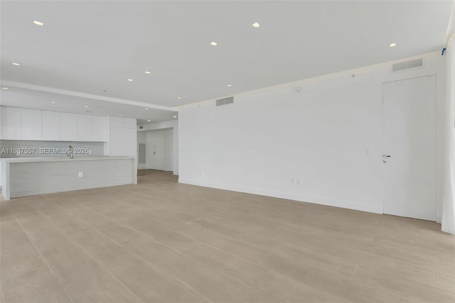 Spacious, unfurnished interior of a new home in Aria Reserve, Miami (Image 26).