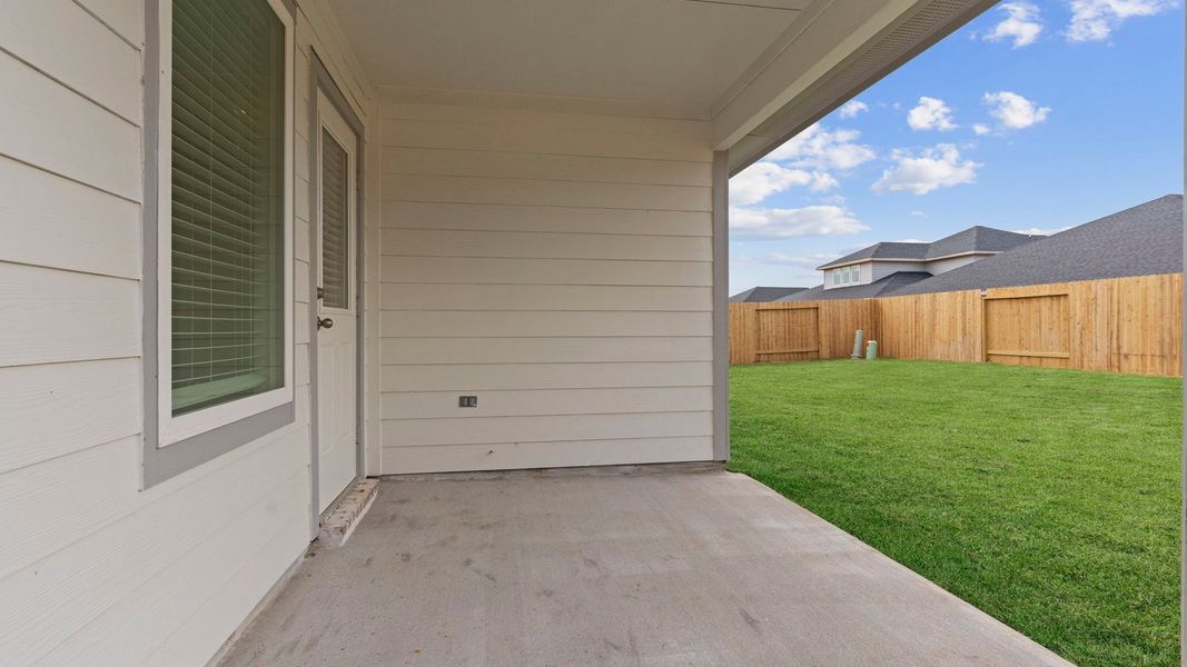 Exterior details and patio area of a home in Evergreen, Rosenberg (Image 15).