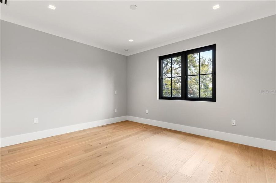 Spacious, unfurnished interior of a new home in , Orlando (Image 23).