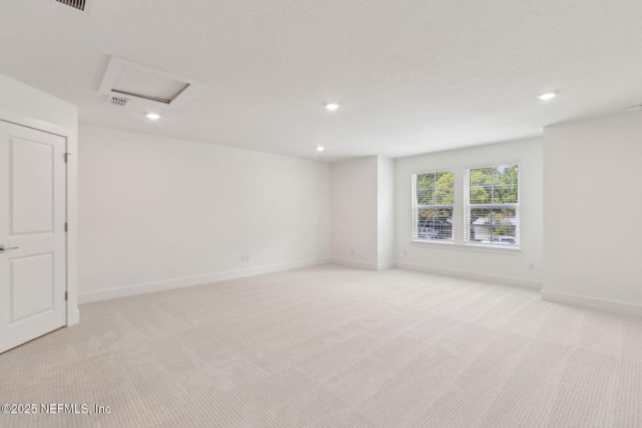 Spacious, unfurnished interior of a new home in Pirates Bluff, Yulee (Image 15).