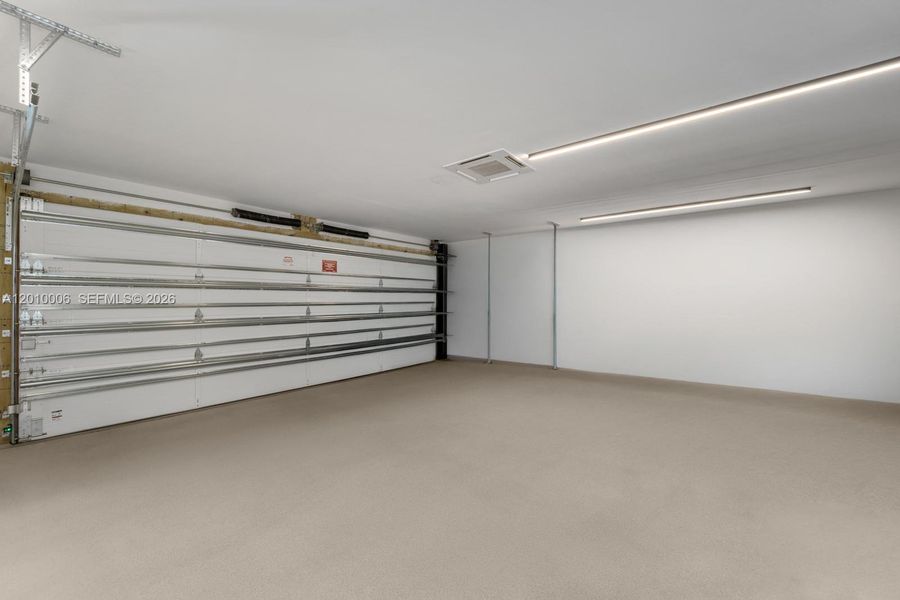 Spacious, unfurnished interior of a new home in , Coral Gables (Image 20).