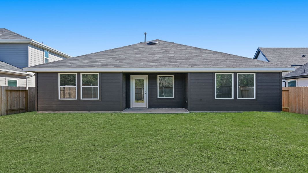 Exterior details and patio area of a home in Silverthorne, Conroe (Image 3).