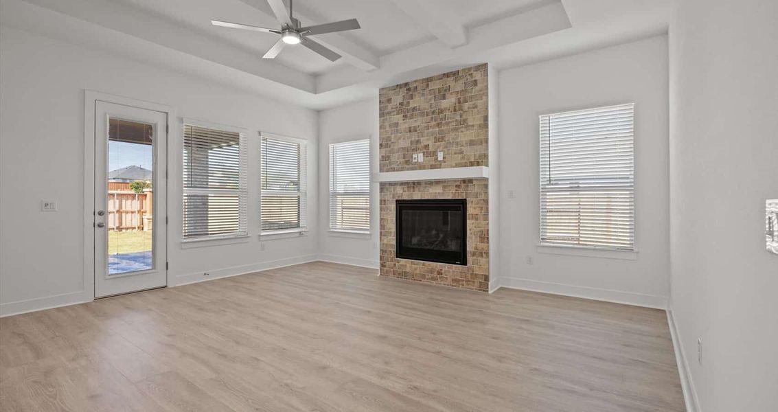 Spacious, unfurnished interior of a new home in Village at Three Oaks, Seguin (Image 15).