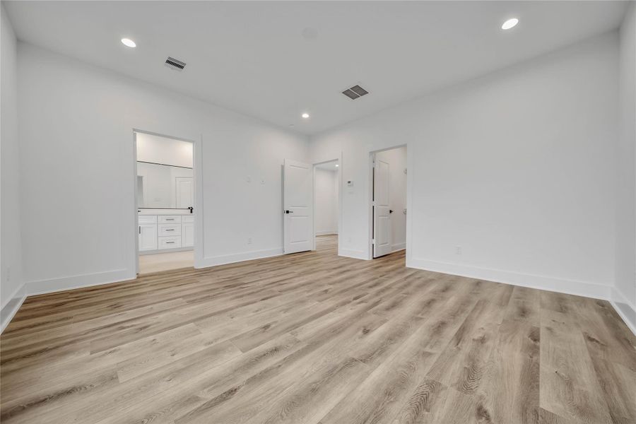 Spacious, unfurnished interior of a new home in , Houston (Image 26).