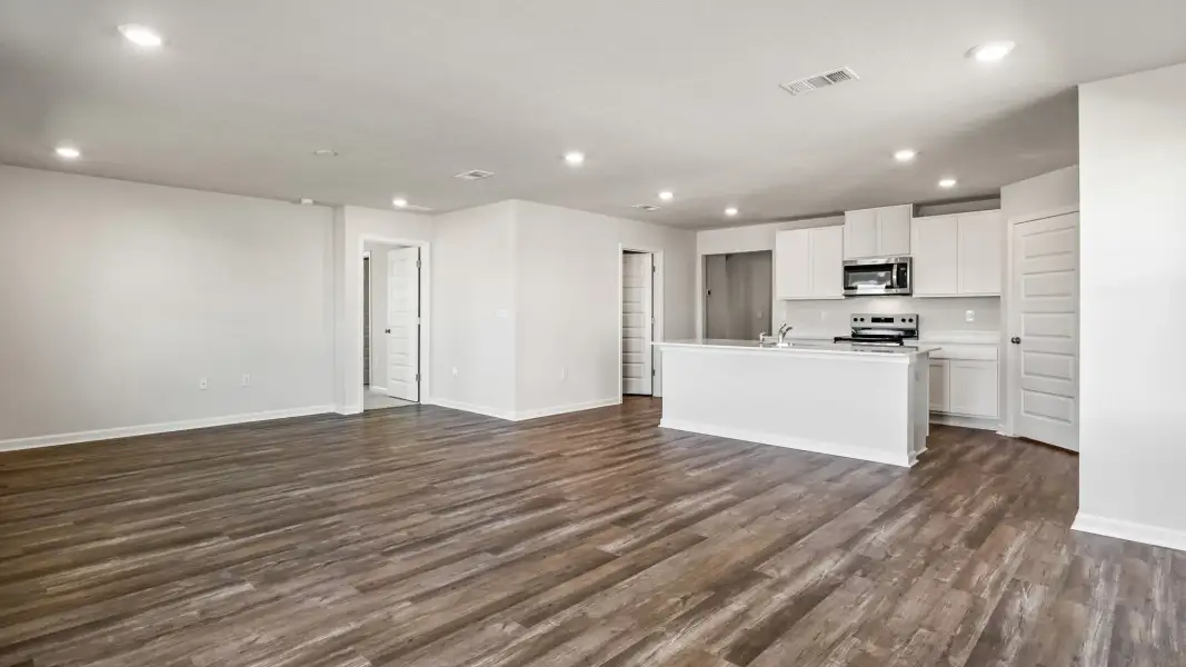 Spacious, unfurnished interior of a new home in Magnolia at the Bluffs Phase 3, Freeport (Image 8).