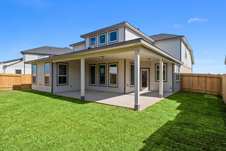 Exterior details and patio area of a home in Beacon Hill, Waller (Image 2).
