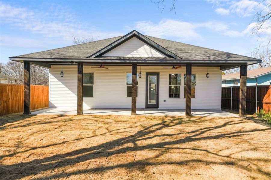 Exterior details and patio area of a home in , Dallas (Image 4).
