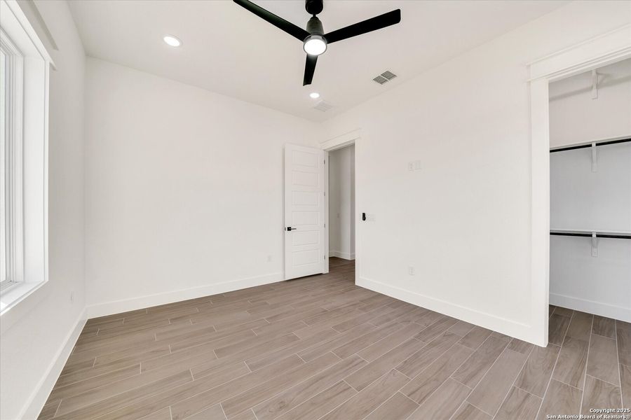 Spacious, unfurnished interior of a new home in , La Vernia (Image 34).
