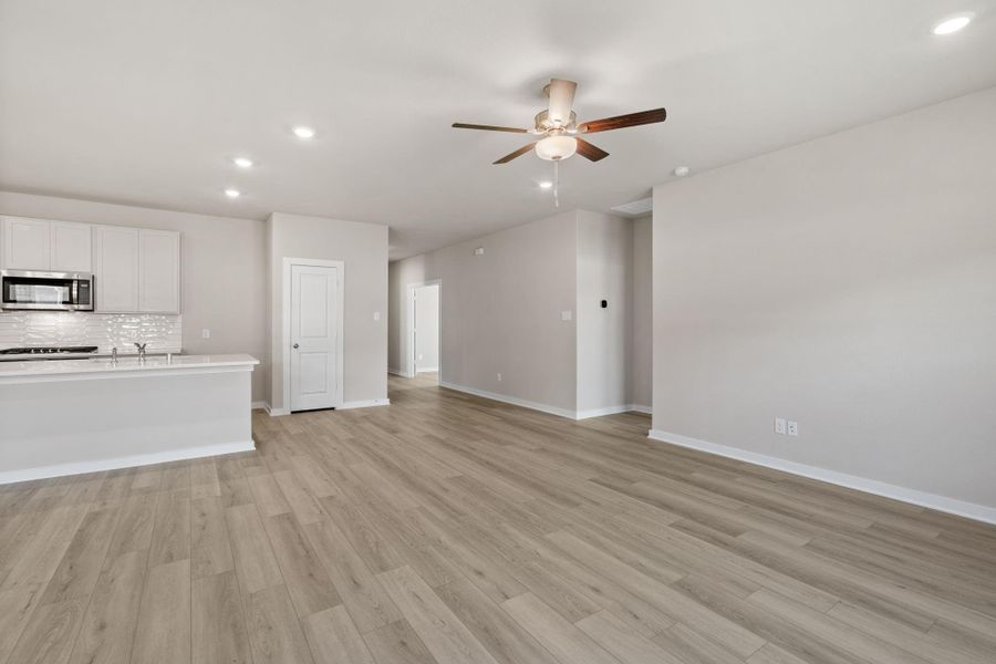 Spacious, unfurnished interior of a new home in Westridge Cove, Conroe (Image 18).