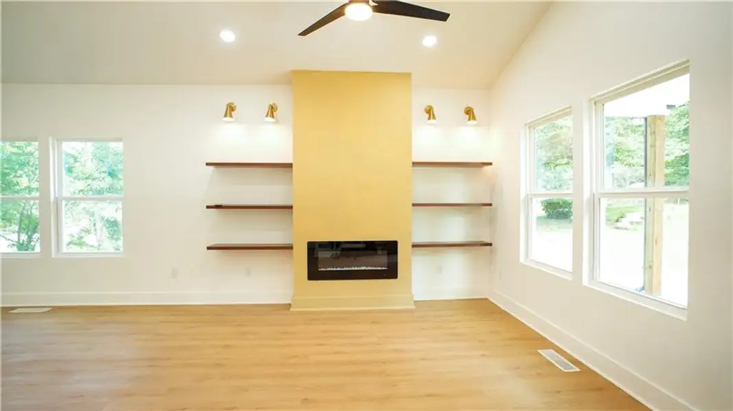 Spacious, unfurnished interior of a new home in , Atlanta (Image 9).
