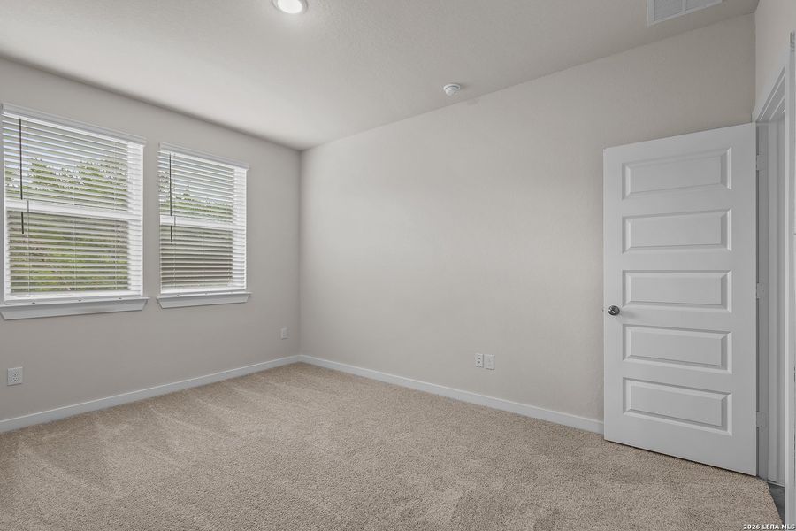 Spacious, unfurnished interior of a new home in Rosemont Hill, San Antonio (Image 24).