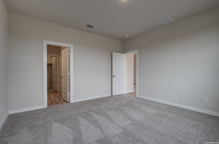 Spacious, unfurnished interior of a new home in Mesa Vista, San Antonio (Image 17).
