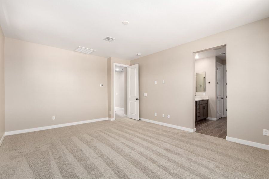 Spacious, unfurnished interior of a new home in Rialta, Mesa (Image 12).