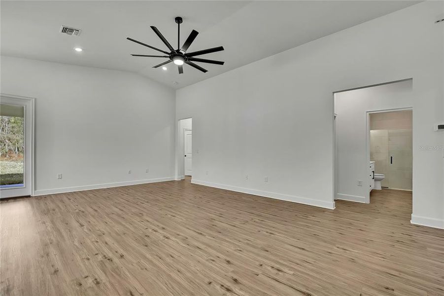 Spacious, unfurnished interior of a new home in , Weeki Wachee (Image 34).