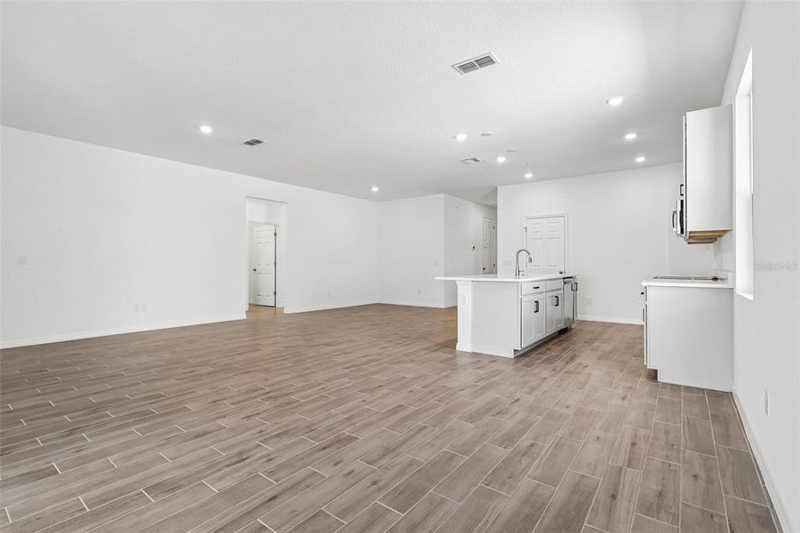 Spacious, unfurnished interior of a new home in Brack Ranch, St. Cloud (Image 25).