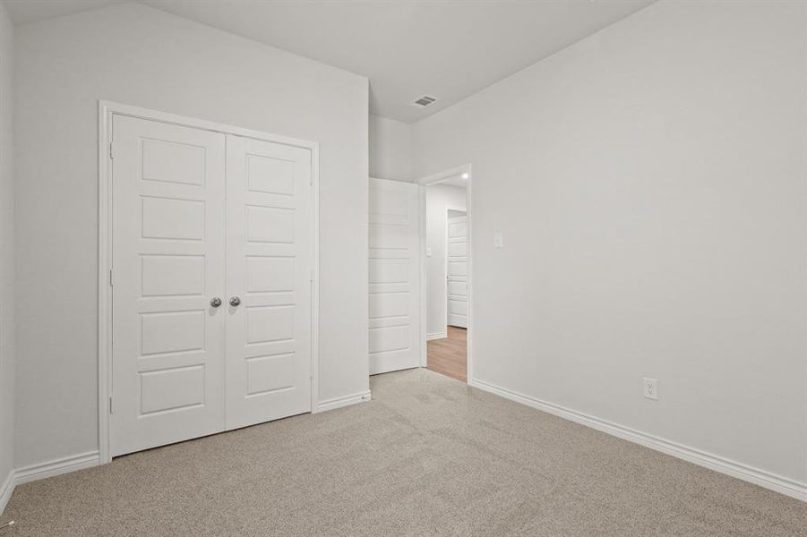 Spacious, unfurnished interior of a new home in Sycamore Landing, Fort Worth (Image 14).