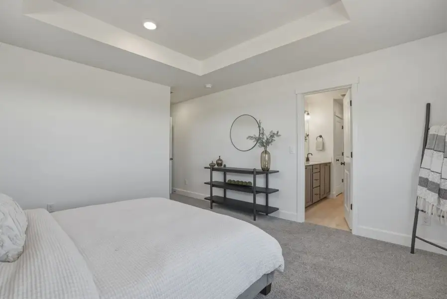 Furnished interior view inside a new home in McClannahan Summit, Umatilla (Image 7).