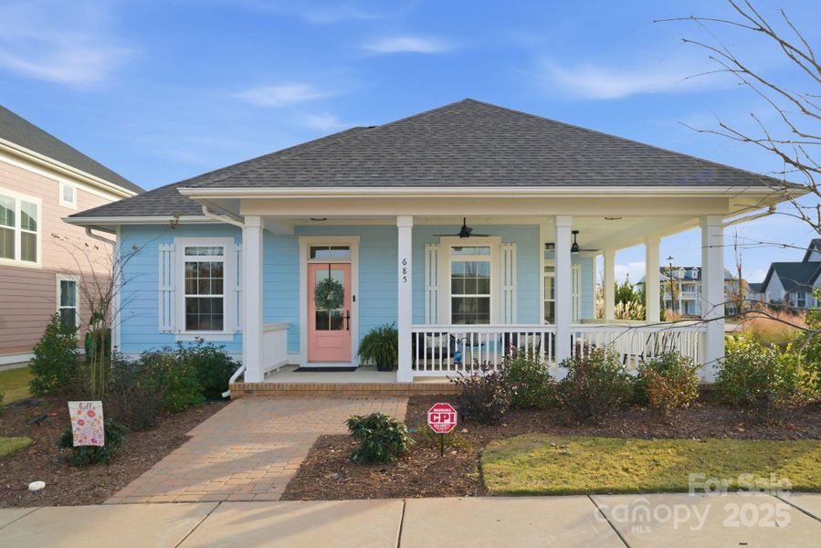 Charming Carolina blue ranch welcomes you!