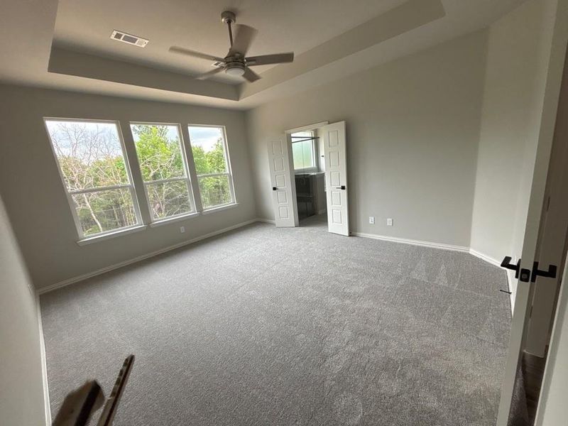 Spacious, unfurnished interior of a new home in Waterford Park, Weatherford (Image 11).
