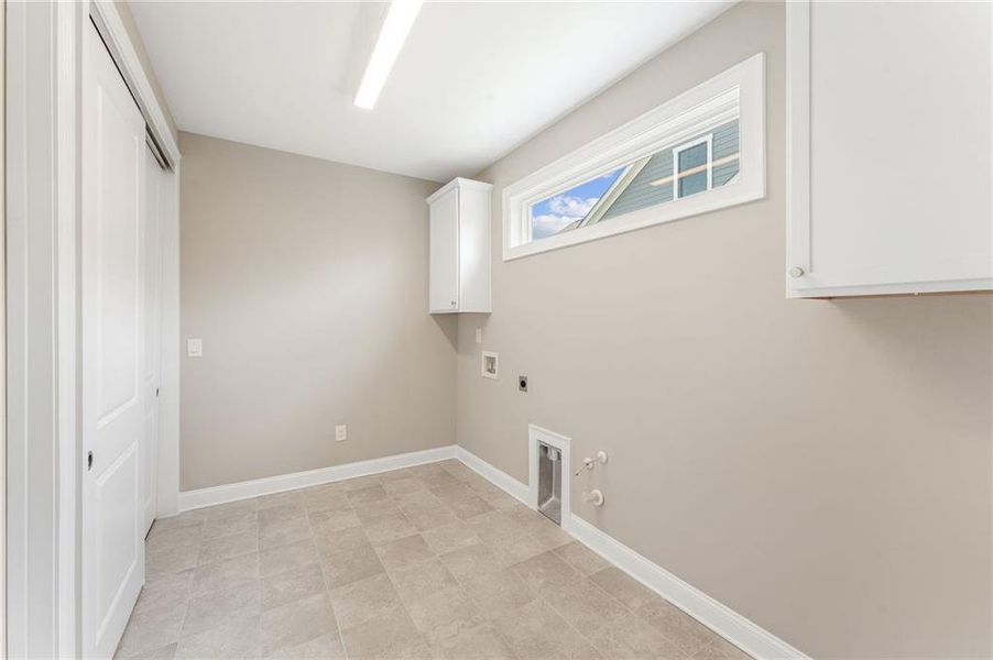 Spacious, unfurnished interior of a new home in The Courtyards at Post Road, Cumming (Image 28).
