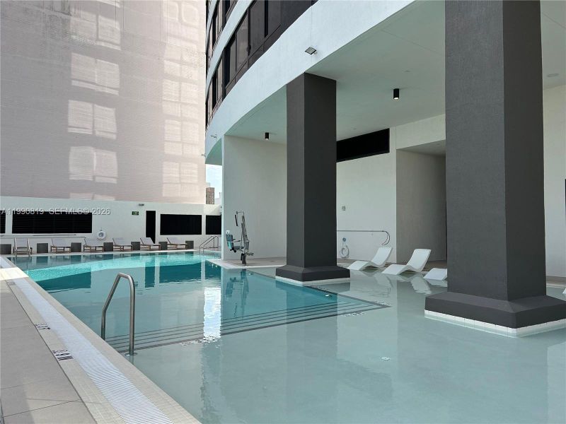 Condo located in Miami, FL showcasing its design and architecture (Image 3).