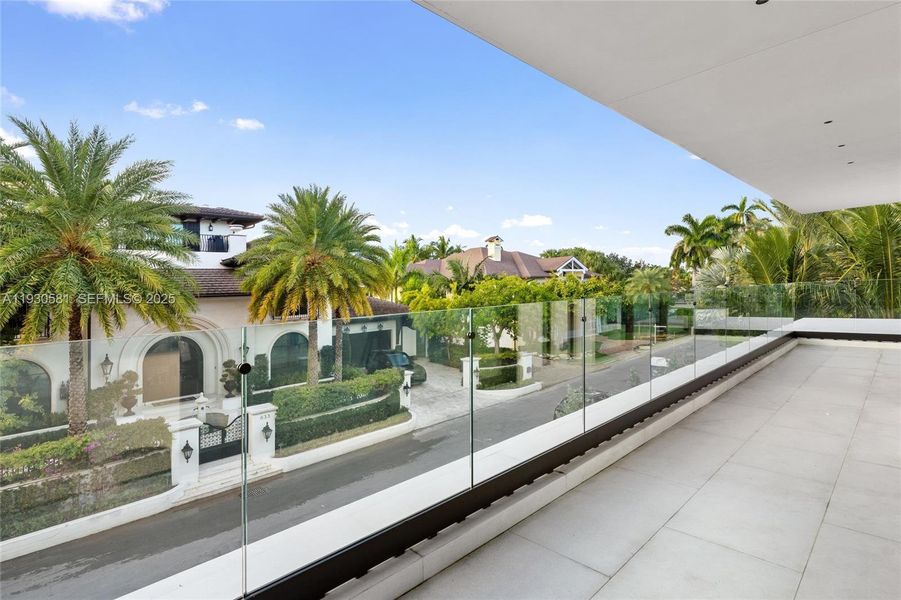 Exterior details and patio area of a home in , Fort Lauderdale (Image 30).