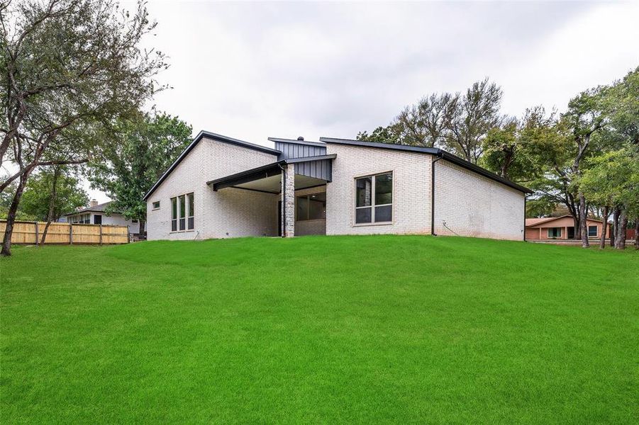 Exterior details and patio area of a home in , Granbury (Image 24).