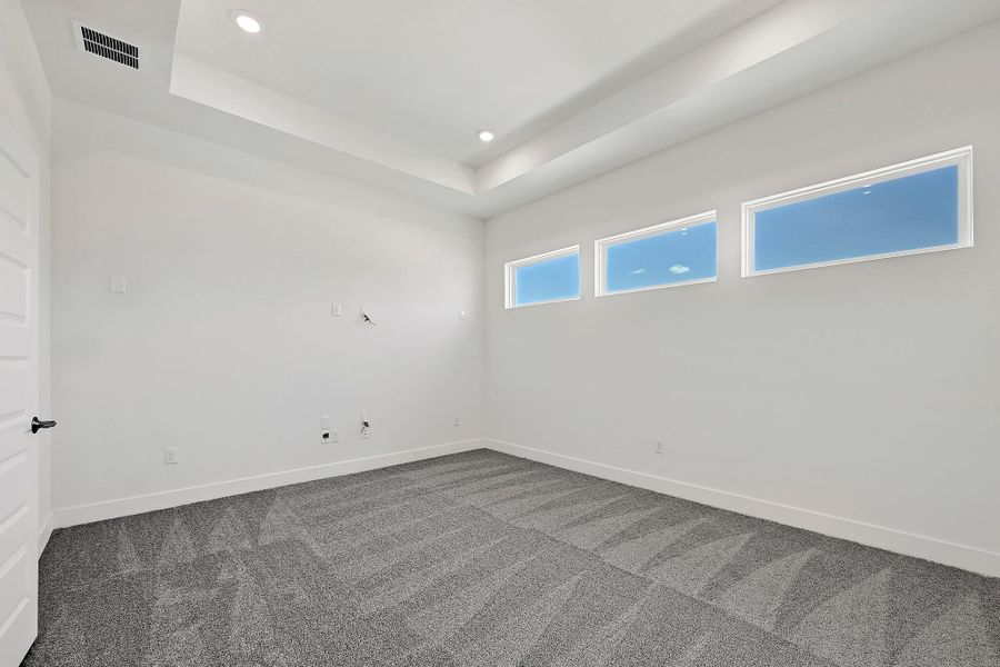 Spacious, unfurnished interior of a new home in Rough Hollow, Austin (Image 20).