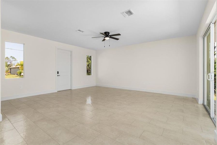 Spacious, unfurnished interior of a new home in , Rotonda West (Image 19).